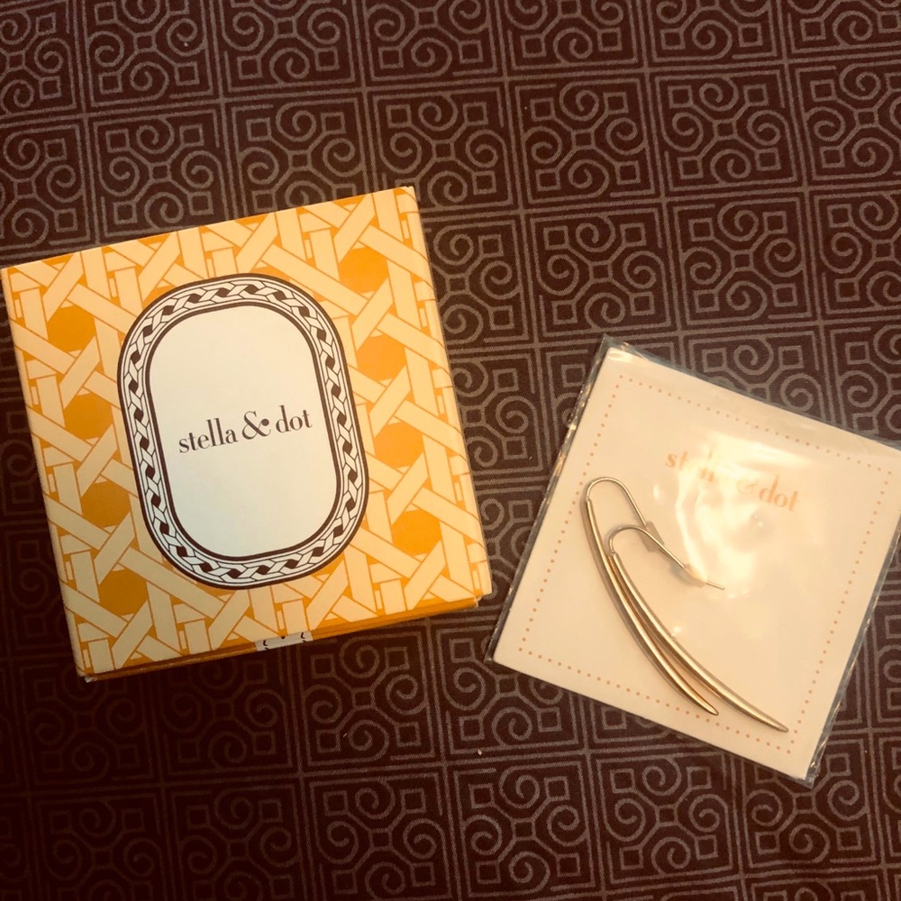 Stella and Dot gold earrings